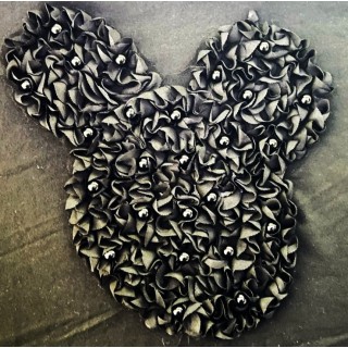 Parche decorado MAC-PAT-1118-B con lentejuelas, perlas y barbas.