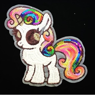 Parche decorado MAC-PAT-1170 con lentejuelas, perlas y barbas.