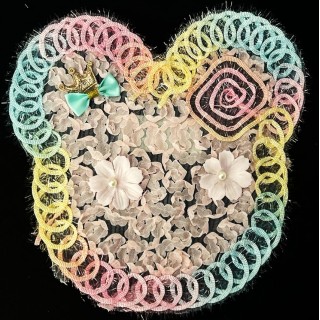 Parche decorado MAC-PAT-1120 con lentejuelas, perlas y barbas.