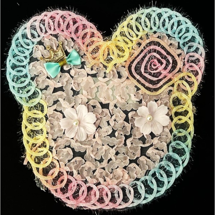 Parche decorado MAC-PAT-1120 con lentejuelas, perlas y barbas.
