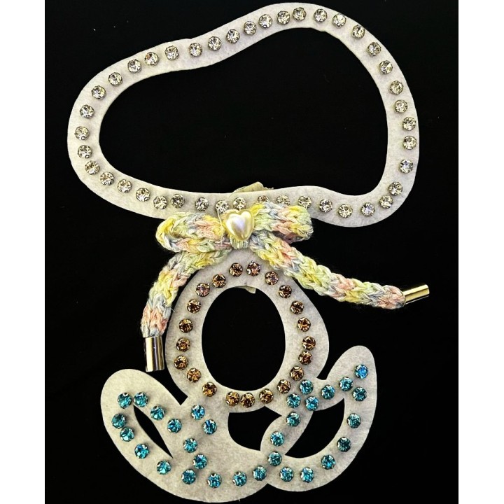 Parche decorado MAC-PAT-1102 con lentejuelas, perlas y barbas.